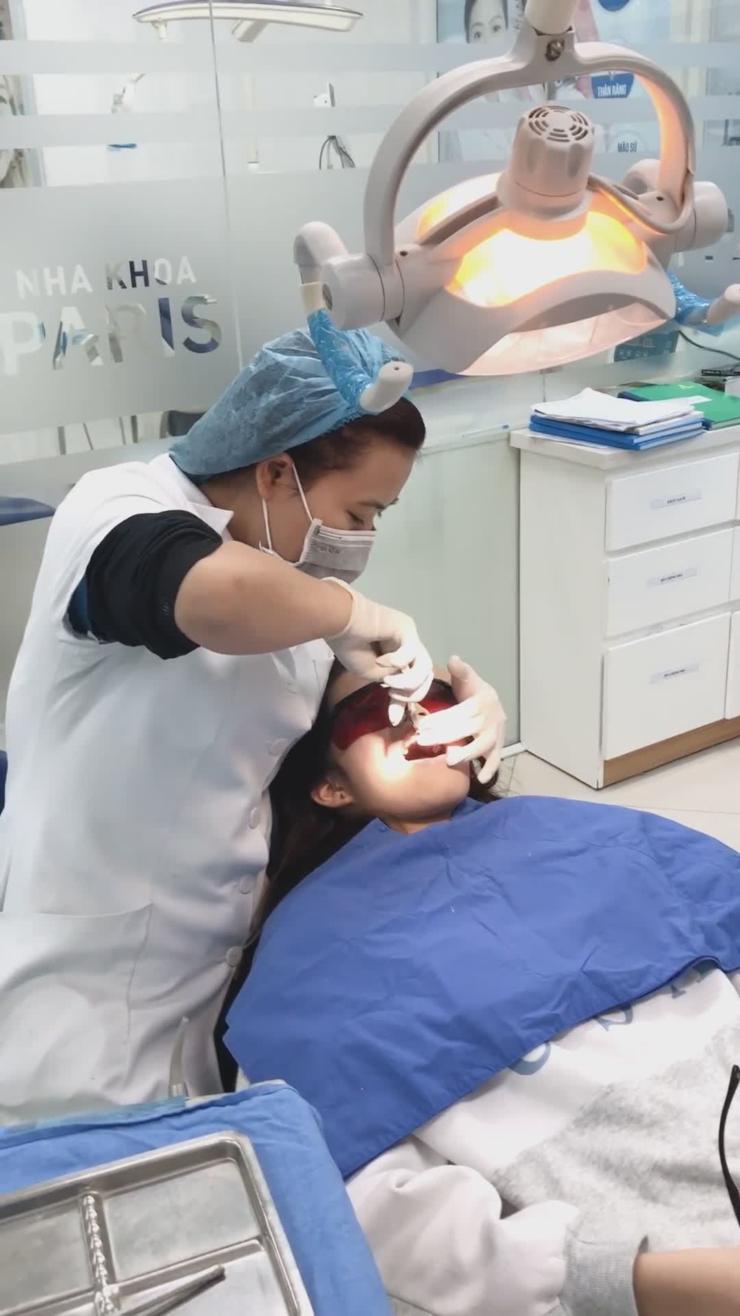 Khách hàng Nguyên Lê tháo Mắc cài kim loại thường