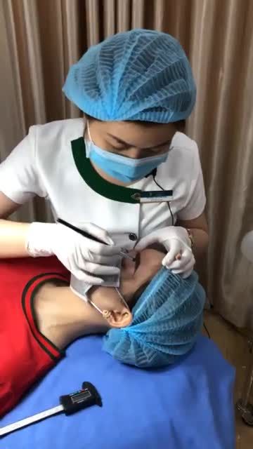 Quá Trình Phun Chân Mày tại Bệnh Viện Thẫm Mỹ Đông Á.