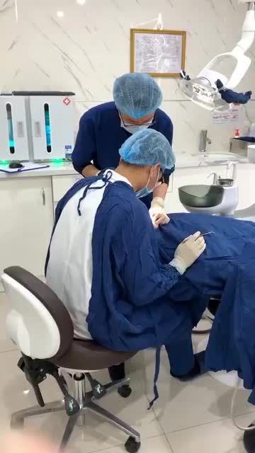 Ngày hôm nay, bác sĩ chuyên khoa cấy ghép implant của Lạc Việt Intech sẽ thực hiện 1 ca phẫu thuật cấy ghép implant 2 răng 26 và 37