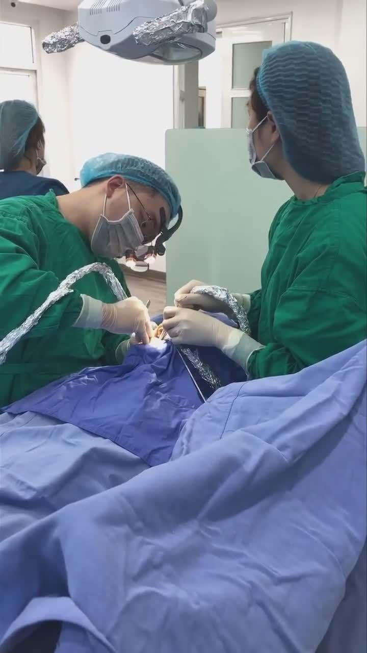Khách hàng Nguyễn Việt Thắng, cắm 3 trụ Implant Hàn Quốc, thực hiện bởi bác sĩ Trần Minh Hiệp, tại chi nhánh 39 Quang Trung, Hoàn Kiếm.