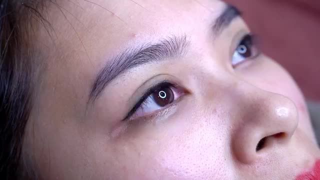 Thích mắt to tròn, viền mí rõ nét, ấn tượng, đẹp sắc sảo, tinh tế.....nhưng lười make up.