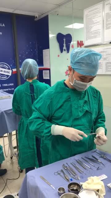 CẤY GHÉP 1 TRỤ IMPLANT SIC THỤY SỸ TẠI NHA KHOA PARIS 12 THÁI THỊNH, HN