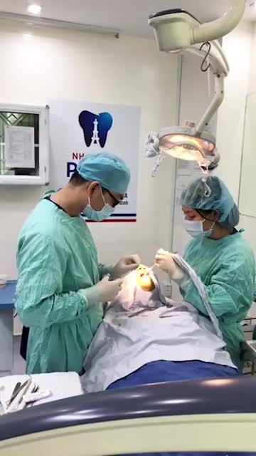CẤY GHÉP TRỤ IMPLANT HÀN QUỐC TẠI NHA KHOA PARIS 97 CỘNG HOÀ.