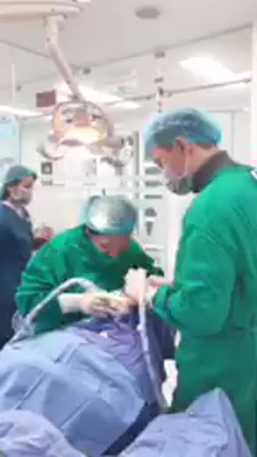 TS.BS ĐÀM NGỌC TRÂM CÙNG BS HIẾU CẮM IMPLANT CHO KHÁCH HÀNG TẠI NHA KHOA PARIS 39 QUANG TRUNG, HÀ NỘI.