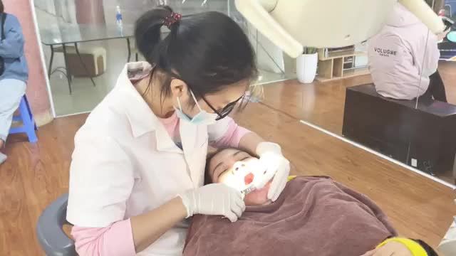 BUNG LỤA CHO KHÁCH HÀNG CHU HỒNG THẮM RĂNG HÔ KHẤP KHỂNH
