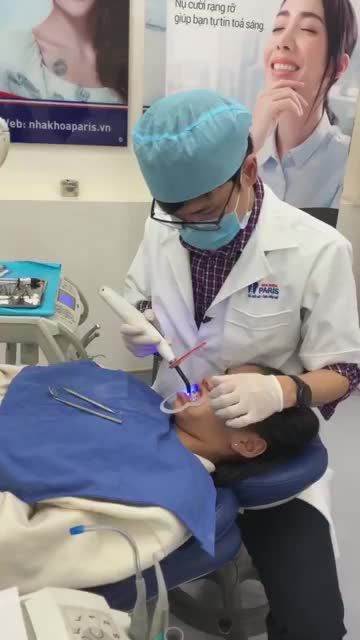 GẮN MẮC CÀI KIM LOẠI THƯỜNG CHO KHÁCH HÀNG TẠI NHA KHOA PARIS 87 NGUYỄN THÁI HỌC, TP HCM