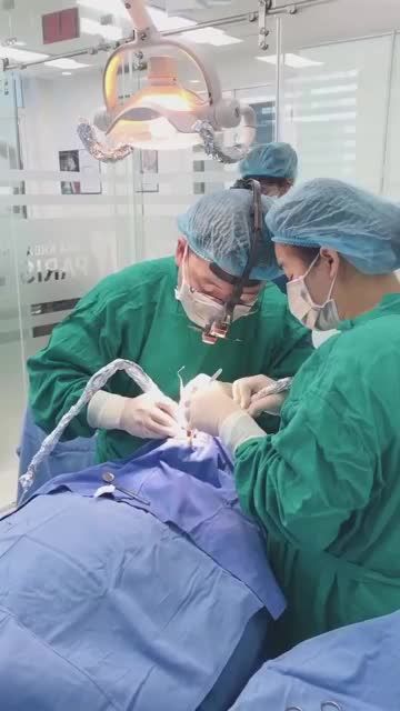 Bác sĩ Hiệp Thực Hiện Cấy Ghép Case Khó Tại Nha Khoa Paris 39 Quang Trung