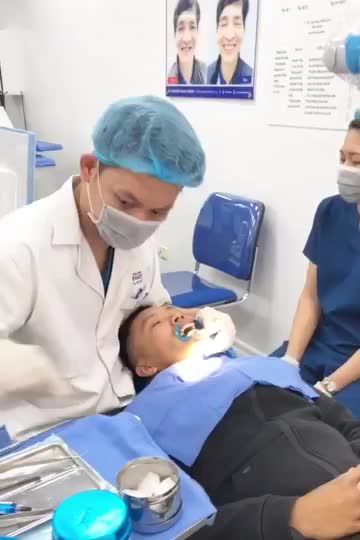 GẮN MẮC CÀI KIM LOẠI THƯỜNG CHO KHÁCH HÀNG TẠI NHA KHOA PARIS QUẢNG NINH