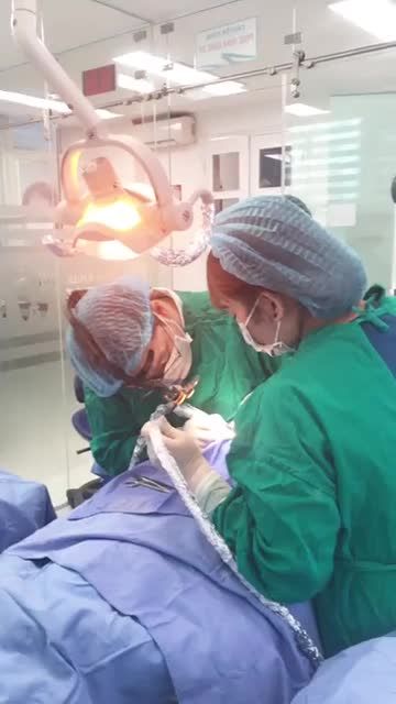 BÁC SĨ HIỆP CẮM 2 TRỤ IMPLANT HÀN QUỐC CHO KHÁCH HÀNG TẠI NHA KHOA PARIS 39 QUANG TRUNG, HÀ NỘI