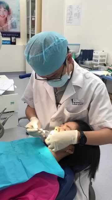 CẬN CẢNH QUÁ TRÌNH GẮN MẮC CÀI NIỀNG RĂNG