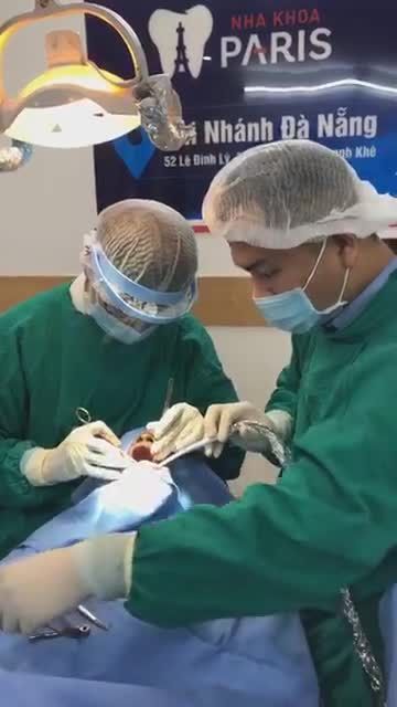 BÁC SĨ PHAN TIẾN HOÀI CẤY GHÉP 5 TRỤ IMPLANT CHO KHÁCH HÀNG TẠI NHA KHOA PARIS ĐÀ NẴNG