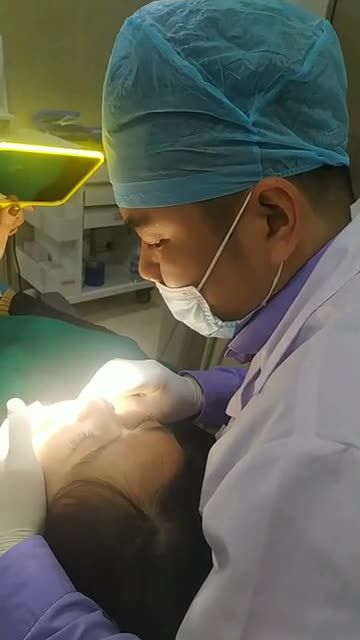 Các bạn đang niềng răng, hay các bạn đang có ý định niềng răng ơi. Chúng ta cũng theo dõi một ca tái khám nhé.