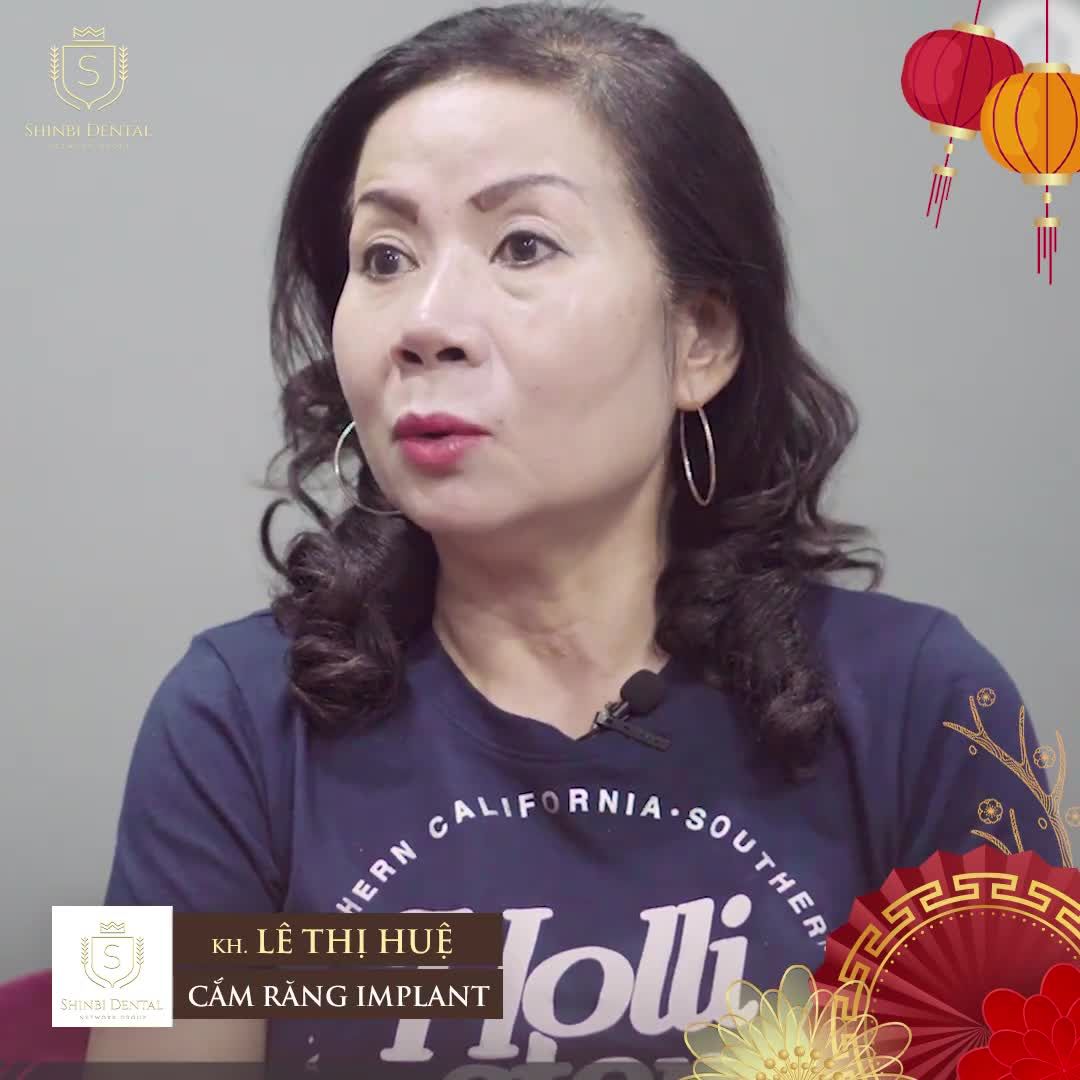 Sâu răng Mất 2 răng cửa Ăn nhai khó khăn, và nhiều tình trạng khác nữa mà các cô U60 gặp phải.