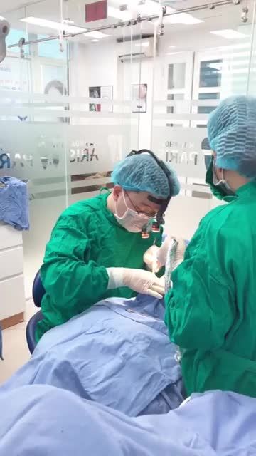 TS.BS ĐÀM NGỌC TRÂM VÀ BS TRẦN MINH HIỆP CẤY 04 TRỤ IMPLANT TẠI NHA KHOA PARIS 39 QUANG TRUNG, HÀ NỘI