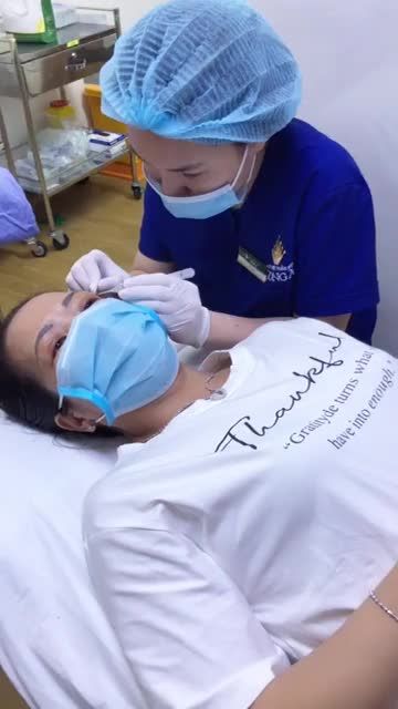 Quá trình cắt chỉ nâng cung mày cho khách iuuuuu