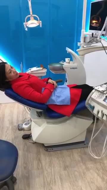 BỌC 18 RĂNG SỨ EMAX ZIC CHO KHÁCH HÀNG BỊ NHIỄM MÀU NẶNG