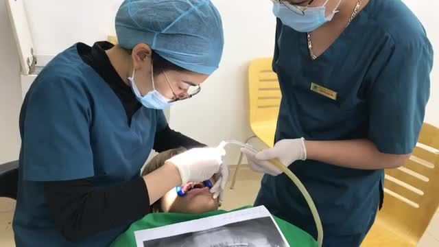 ca gắn mắc cài cho khách hàng chỉnh nha