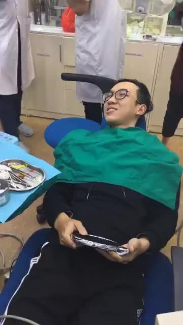 Tháo mắc cài cho BN Tiến Anh Khi các bạn còn suy nghĩ, băn khoăn, bệnh nhân tại Smile One đã có những thay đổi ngoại mục