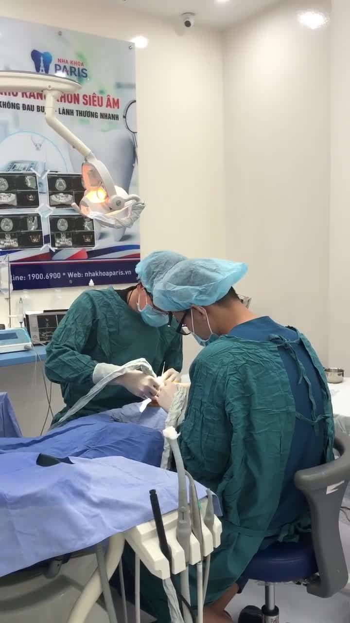 CẬN CẢNH QUÁ TRÌNH CẮM IMPLANT MINIVIS CHO KH TẠI HCM
