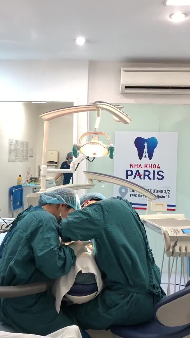 BS NGUYỄN NGỌC LINH THỰC HIỆN PHẪU THUẬT CẤY GHÉP IMPLANT CHO ANH MAI QUỐC THÁI