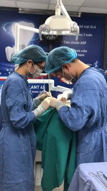 CẮM 01 TRỤ IMPLANT SIC THỤY SỸ TẠI NHA KHOA PARIS 12 THÁI THỊNH, HN