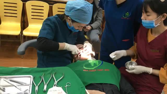 Tháo mắc cài chỉnh nha cho bạn Trung Anh.