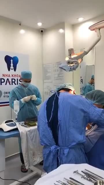 BS VÕ TÁ DŨNG THỰC HIỆN PHẪU THUẬT CẤY GHÉP 10 TRỤ IMPLANT