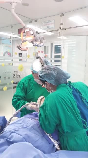 Bác sỹ Trần Minh Hiệp cắm IPL cho khách hàng vào ngày 27 tết âm lịch.
