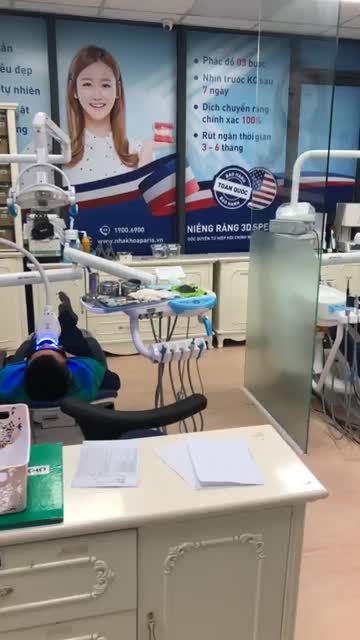 khách hàng tẩy trắng răng và lấy cao răng tại nha khoa Paris