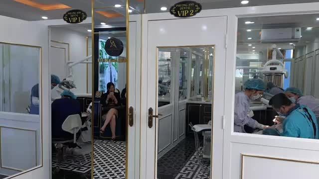 Các bác sĩ đang thực hiện case cấy ghép implant cho BN đến từ Hàn Quốc