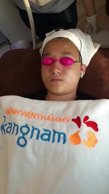 Cận cảnh lấy nhân mụn "PHÊ"