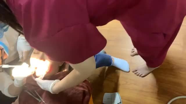 Gắn mắc cài cho bệnh nhân răng Hô