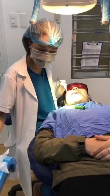 GẮN MẮC CÀI KIM LOẠI THƯỜNG CHO KHÁCH HÀNG TẠI NHA KHOA PARIS ĐÀ NẴNG