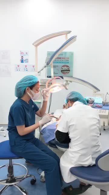 KHÁCH HÀNG MÀI RĂNG ĐỂ BỌC SỨ TẠI NHA KHOA PARIS VINH