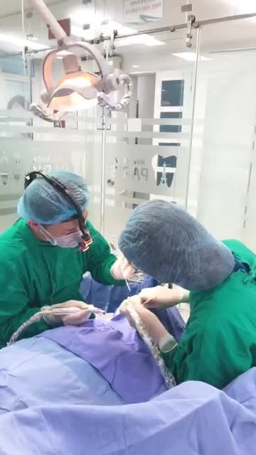 Bác sĩ Hoàng Minh Hiếu cắm trụ IPL cho KH Hồng Hoa tại Nha Khoa Paris Quang Trung.