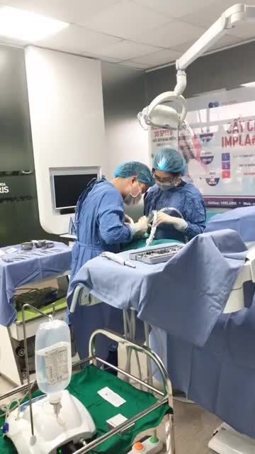 BÁC SĨ LÊ QUỐC HUY CẤY GHÉP IMPLANT THỤY SỸ CHO KHÁCH HÀNG TẠI NHA KHOA PARIS 12 THÁI THỊNH, HN