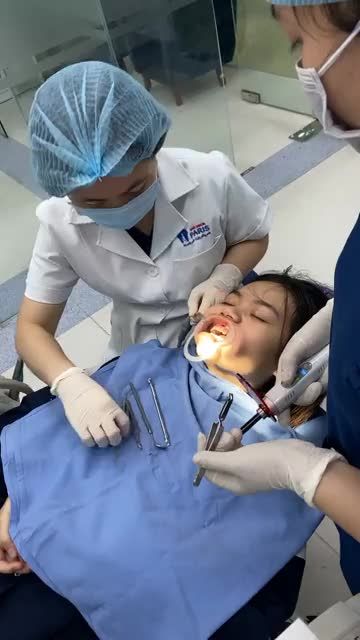BÁC SĨ TIẾN GẮN MẮC CÀI KIM LOẠI CHO KHÁCH HÀNG TẠI NHA KHOA PARIS KIM MÃ