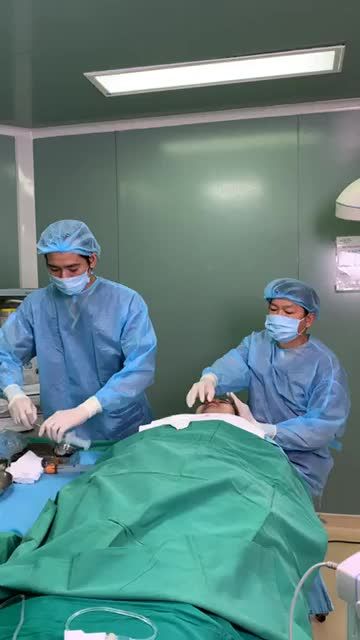 Bác sĩ Tú Dung RA TAY GIẢI CỨU khách hàng mặt HỐC HÁC KHẮC KHỔ
