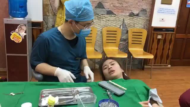 Ca điều trị răng sứ cũ viêm kéo dài tại nha khoa Thuỳ Anh.