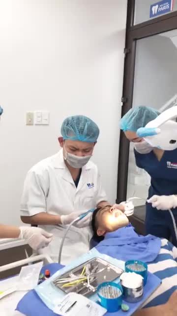 Ca gắn Attachment cho KH Hoàng Văn Chiến dịch vụ chỉnh nha khay trong Invisalign do bác sĩ Tạ Quang Lưu thực hiện tại chi nhánh Quảng Ninh
