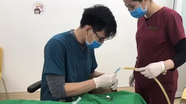 ca gắn mắc cài cho bạn khách hàng tại Nha khoa Thùy Anh.
