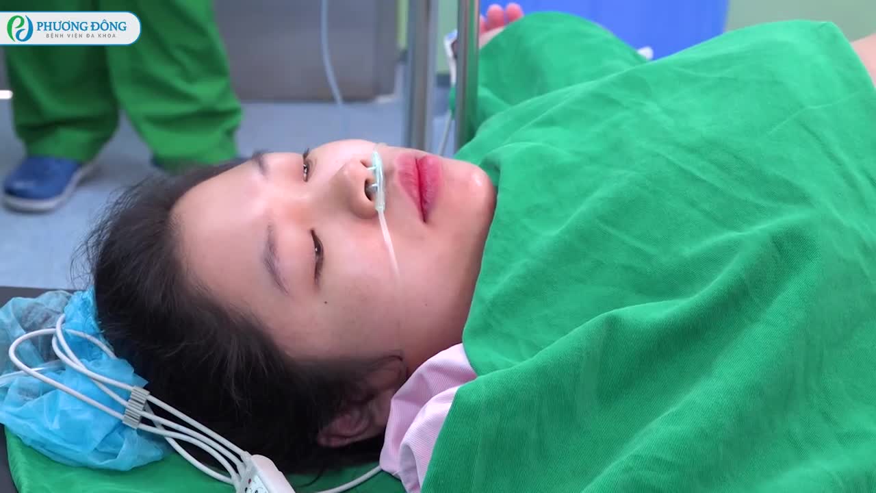 Cảm động giây phút 2 con chào đời