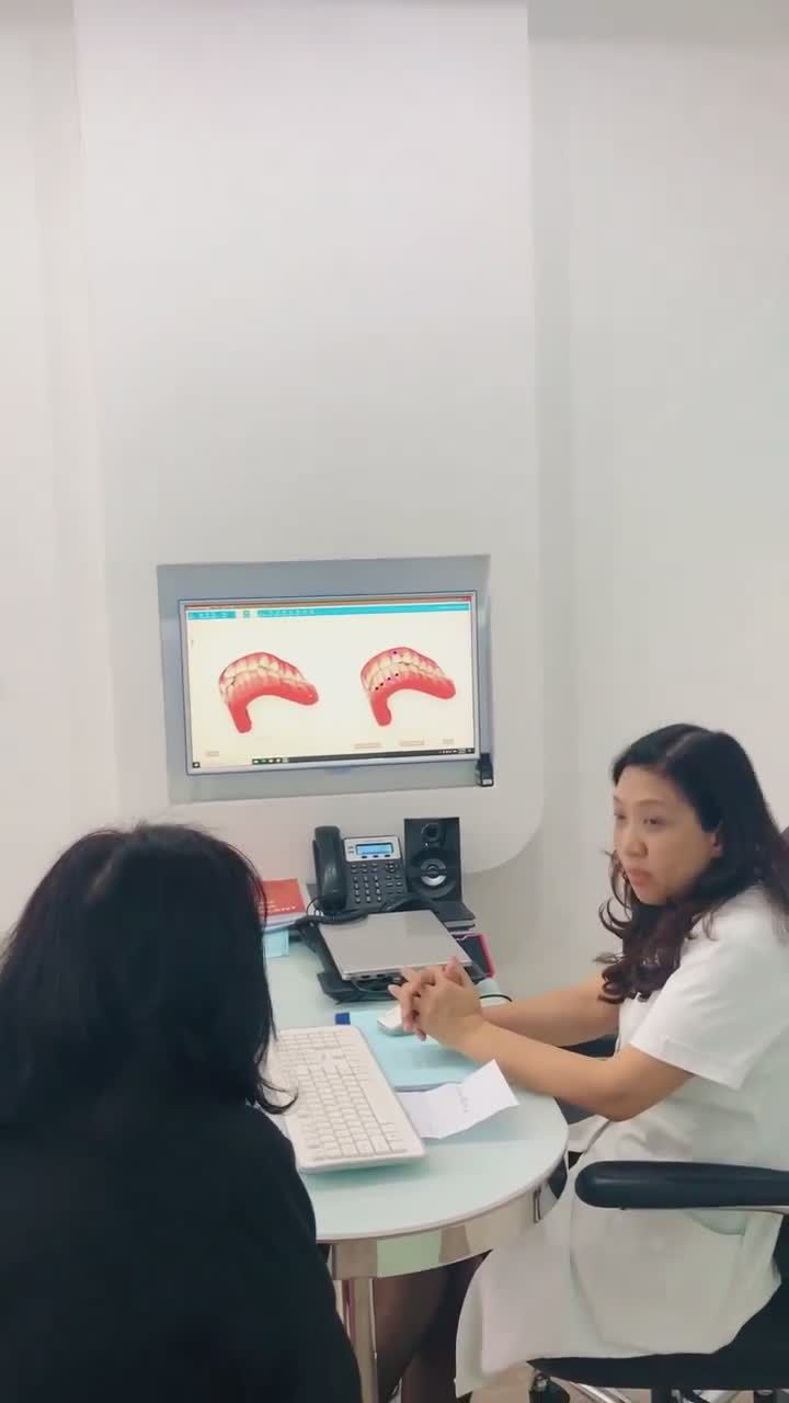 Cận cảnh quá trình thăm khám và tư vấn niềng răng từ DR.LAURENT TRÂM