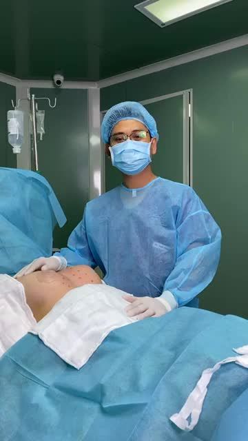ĐẶT TÚI NGỰC cho NGƯỜI PHỤ NỮ mang BỘ NGỰC ĐÀN ÔNG trong 3 NỐT NHẠC