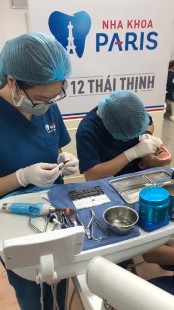GẮN MẮC CÀI KIM LOẠI CHO KHÁCH HÀNG TẠI NHA KHOA PARIS THÁI THỊNH