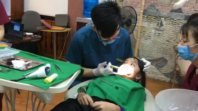Gắn mắc cài niềng răng, điều trị tình trạng chen chúc cho bạn nhỏ tại Nha Khoa Thuỳ Anh