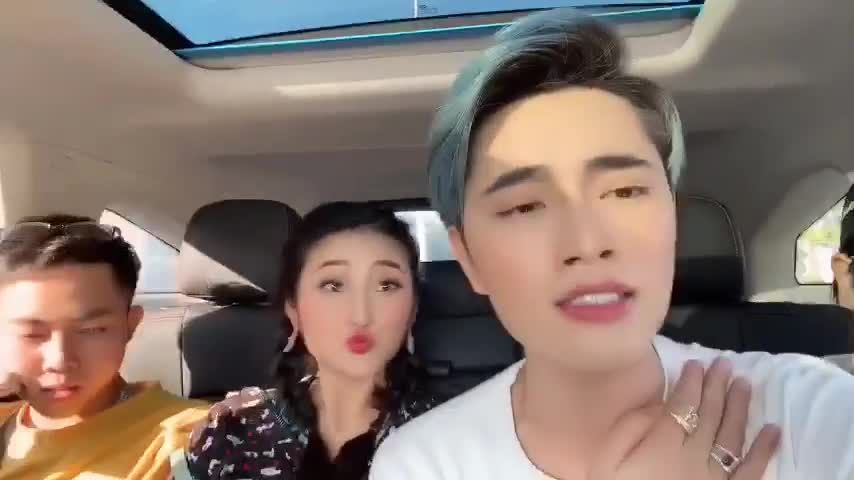 HOTBOY TRẦN TIẾN TỰ TIN CA HÁT VỚI BẠN BÈ SAU KHI LÀM RĂNG SỨ THẨM MỸ TẠI NHA KHOA #Xs