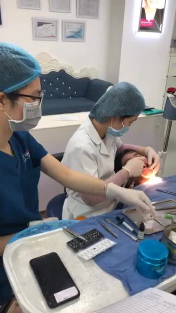 KH Nguyễn Đình Sỹ gắn mắc cài sứ thường tại nha khoa Paris 12 Thái Thịnh