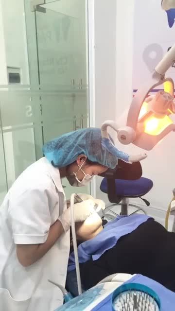 Kh Nguyễn Thị Trang tháo mắc cài sau liệu trình chỉnh nha tại Nha khoa paris 143 nguyễn văn cừ