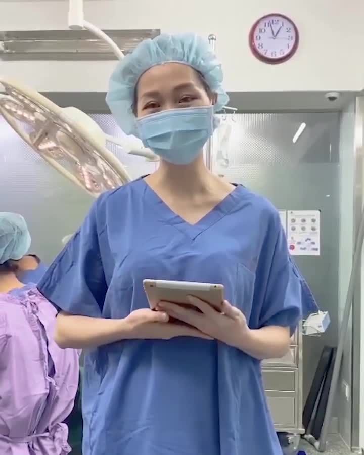 Khách hàng 35 tuổi hiện tại 2 con bị teo tuyến vú sau sinh, xương bên trái gồ hơn xương bên phải rất nhiều. Sau khi nâng cấp V1 trong 60P